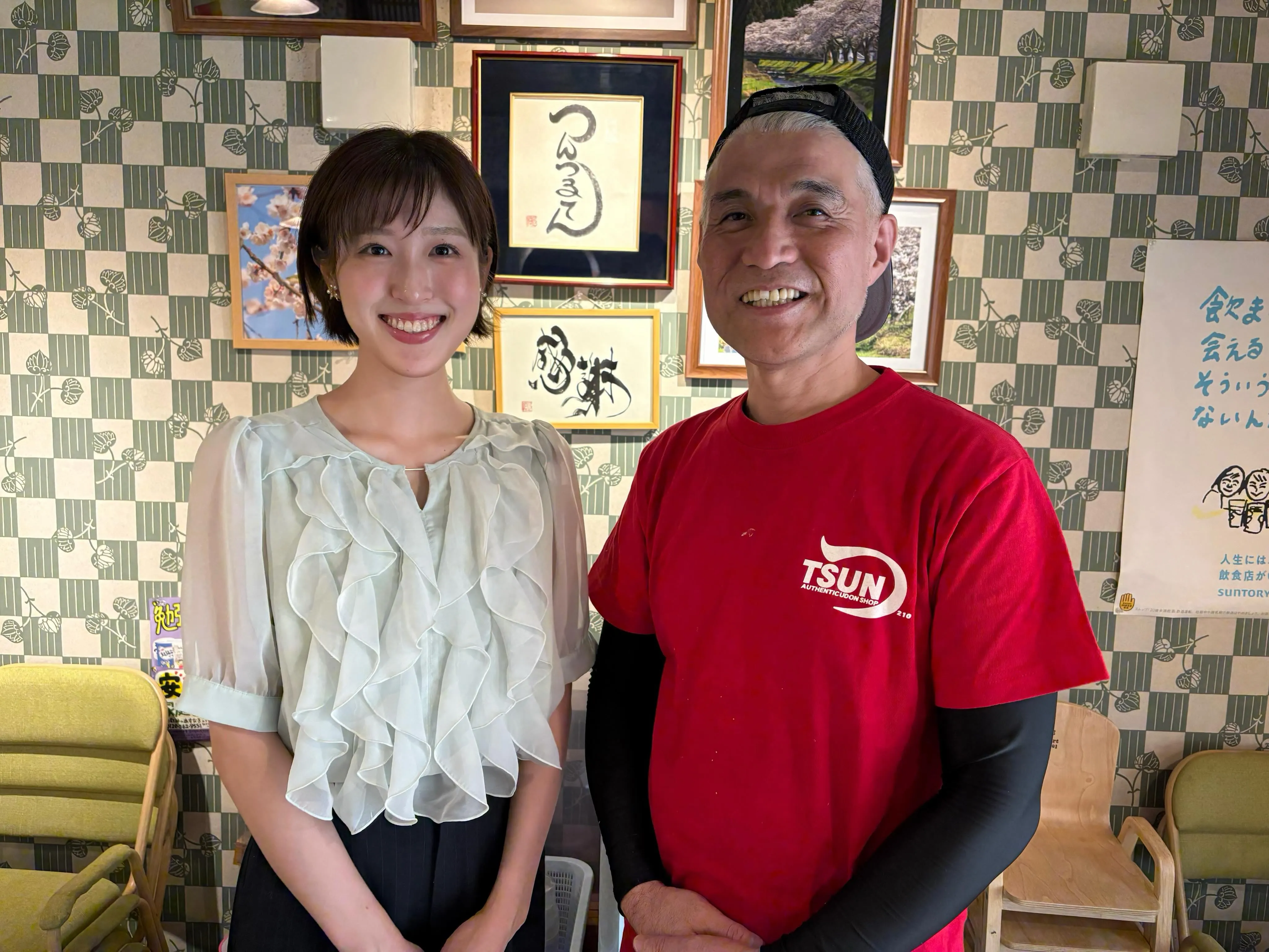 TUY「Nスタやまがた」の取材を受ける店主と佐藤友美アナウンサー